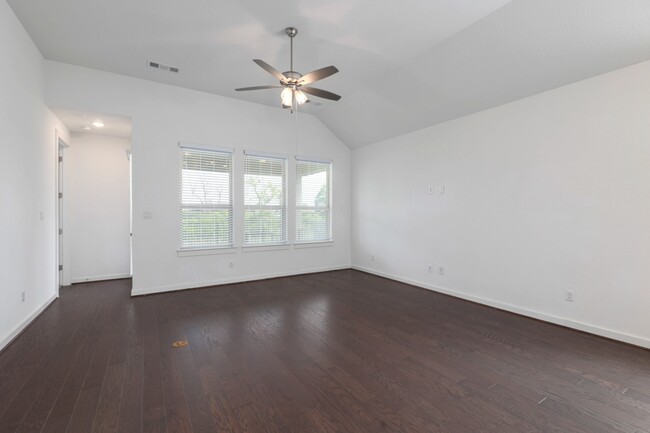 Building Photo - 124 Rosebush Dr