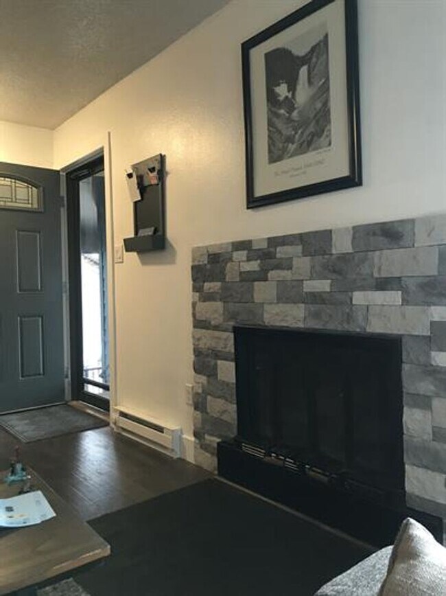 Building Photo - Washer dryer in unit! Bus route! Top floor!
