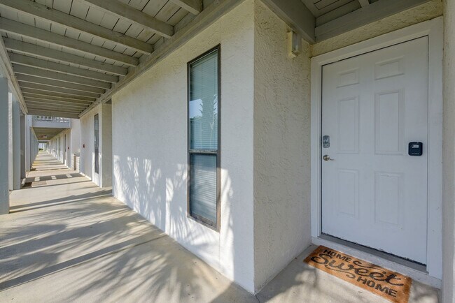 Building Photo - 17614 Front Beach Rd