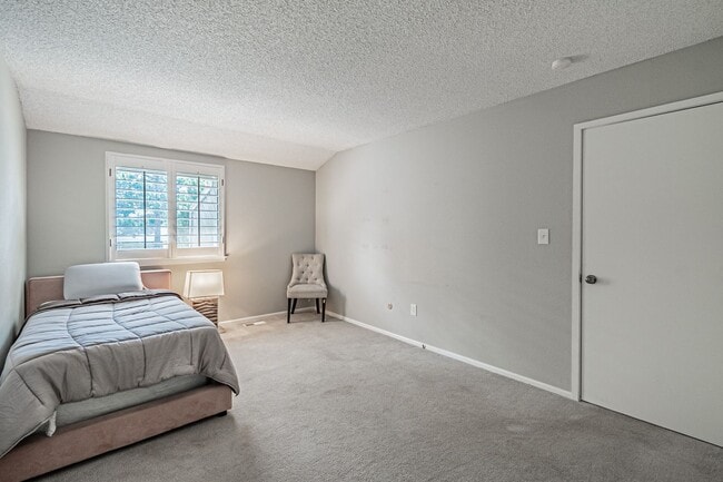 Building Photo - 9866 E Maplewood Cir