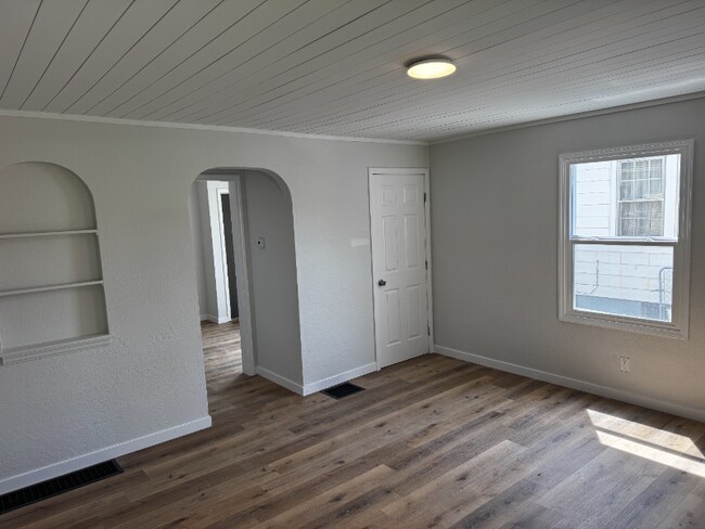 Building Photo - 1024 Cherry Dr