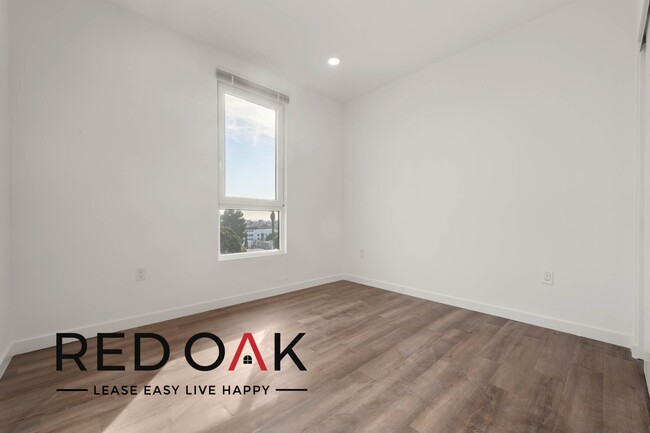 Building Photo - Luxurious Two Bedroom Penthouse with High ...