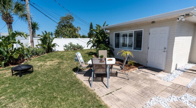 Building Photo - Charming 2 bedroom 1 bathroom beach side home