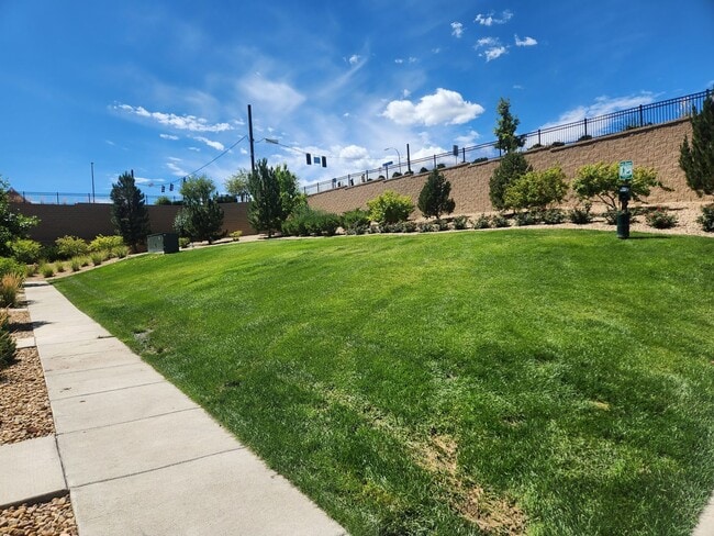 Building Photo - Townhome with great access to shopping, restauraunts and more!