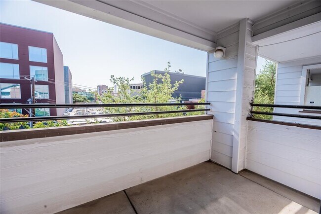 Building Photo - 501 W 26th St