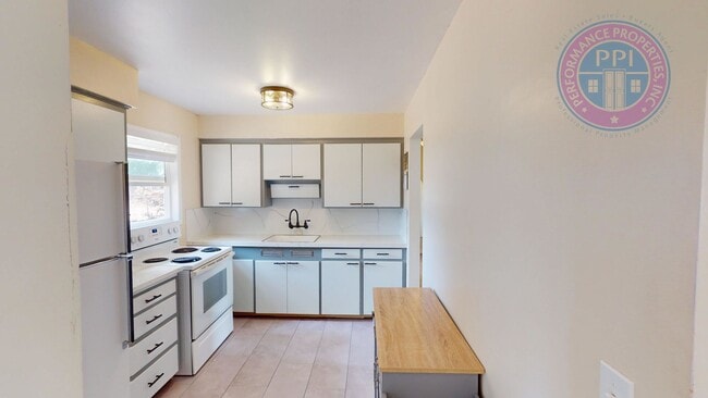 Building Photo - OREGON CITY / DEPOSIT FREE MOVE IN WITH OB...