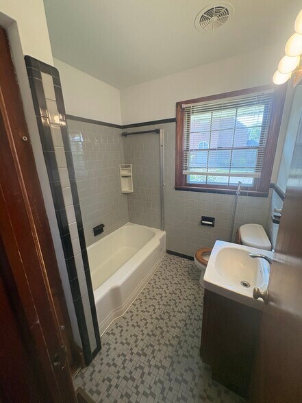 Hall Bath - 2904 Norfolk St