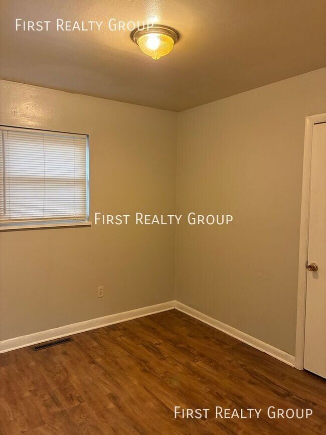 Building Photo - 2214 Alpena Ave