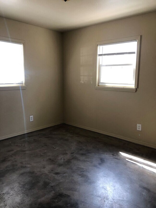 Building Photo - Charming 3Bedroom in Caprock District