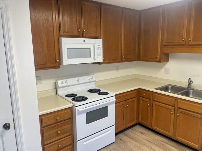 Building Photo - 3210 Clubside Dr