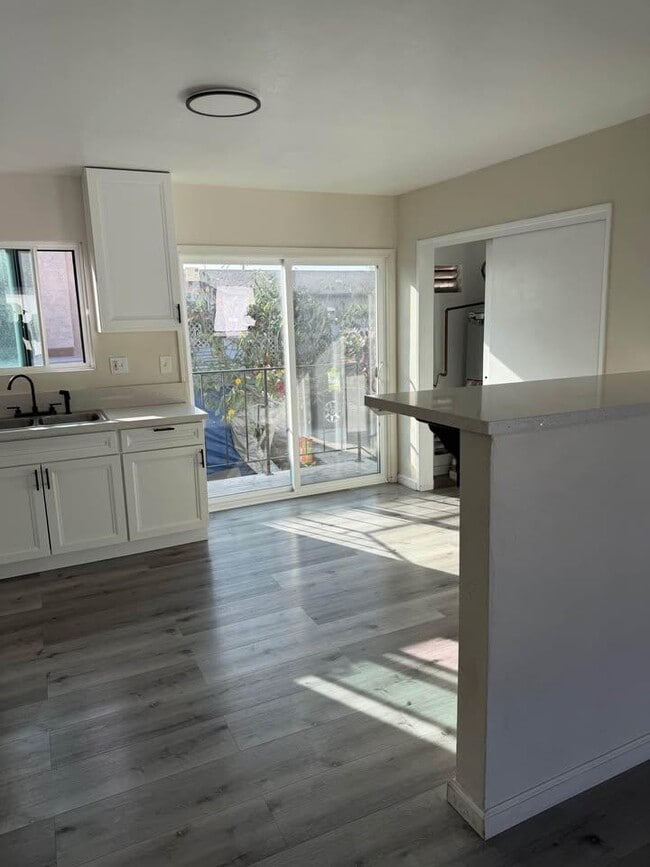 Building Photo - 2122 E 11th St