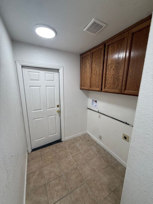 Building Photo - 3 Bed| 2 Bath | 1407SF | 2 Car Garage | Single Story | Tenant pays $175 monthly for WS&G