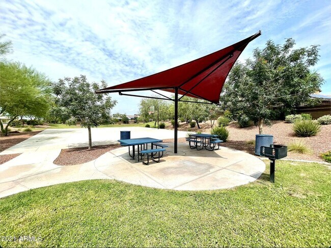 Building Photo - Gorgeous 5 Bed 3.5 Bath 3 Car garage home with private pool + SOLAR in gated community in Peoria
