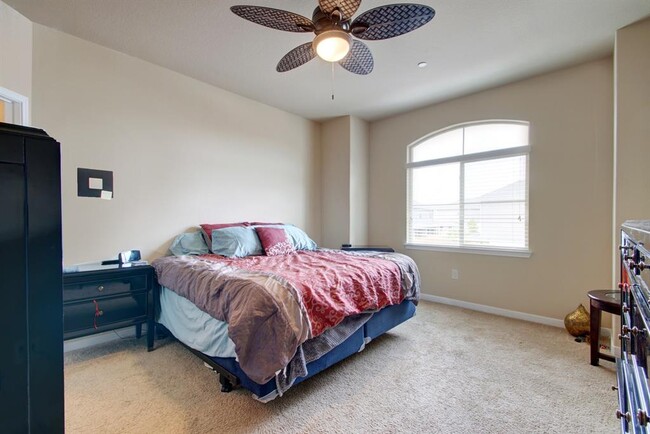 Building Photo - 2880 Donnell Dr