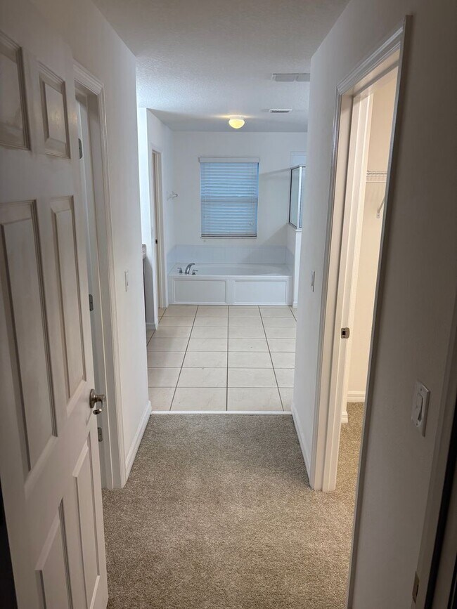 Building Photo - IMMEDIATE OCCUPANCY !!! LARGE// 5 Bedroom ...