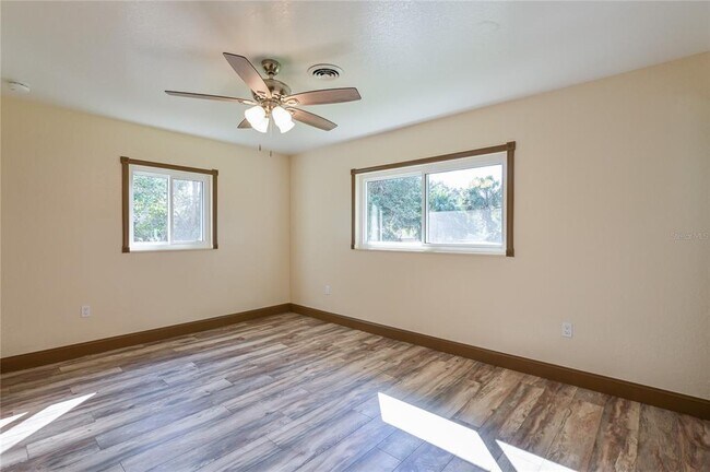 Building Photo - 1846 SE Lake Weir Ave