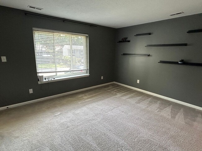 Building Photo - Wonderful 4 bed, 2.5 bath Single Family Ho...