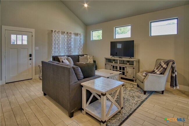 Building Photo - 1247 Green Hill Dr