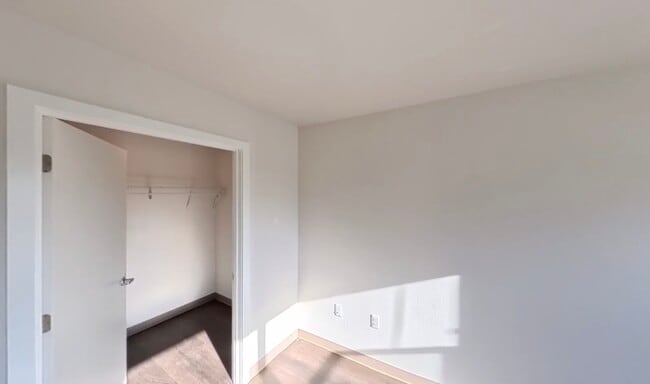 Building Photo - 900 N Oak Harbor St