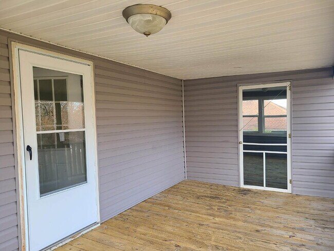 Building Photo - Charming home with wonderful yard!