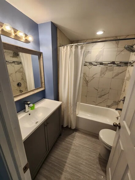 Main bathroom - 277 Lima School Ct