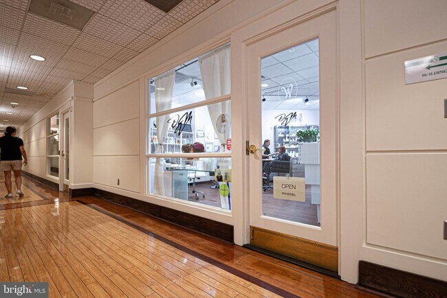 Building Photo - 205 Yoakum Pkwy