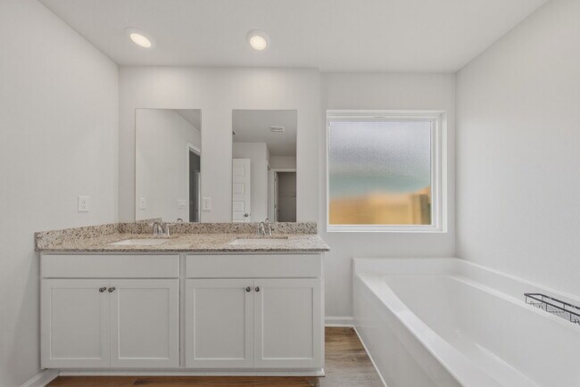 Building Photo - Huge 4 bedroom 2 bathroom home in Southwood