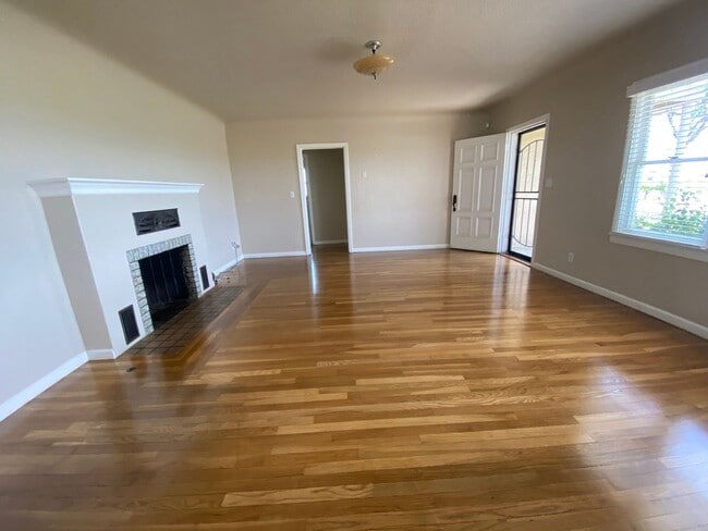 Building Photo - 3 br, 1 bath House - 8227 E. Floral Ave