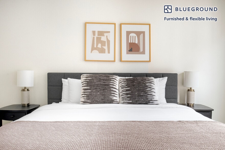 Building Photo - 7225 Crescent Prk W