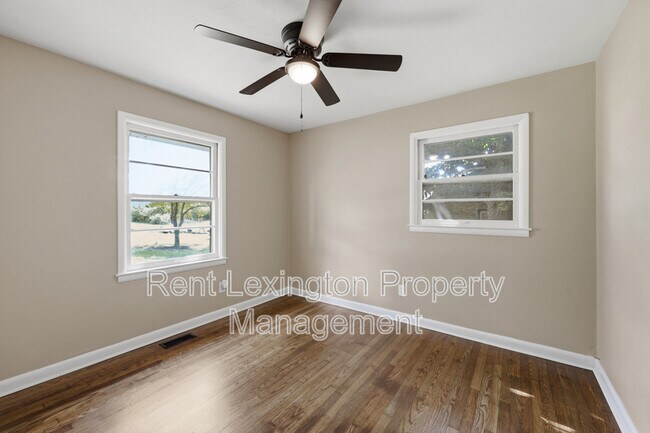 Building Photo - 141 Zandale Dr