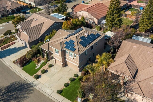 Building Photo - Elegant & Spacious 4 Bedroom Home Near Fol...