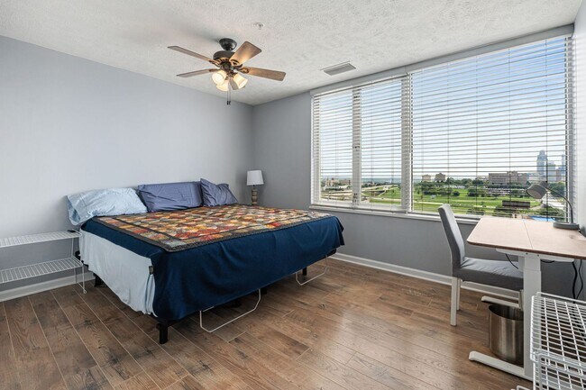 Building Photo - Breathtaking downtown East-facing, penthouse condo - FURNISHED!