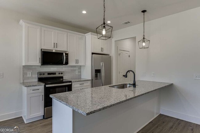 Building Photo - 569 Clayton St