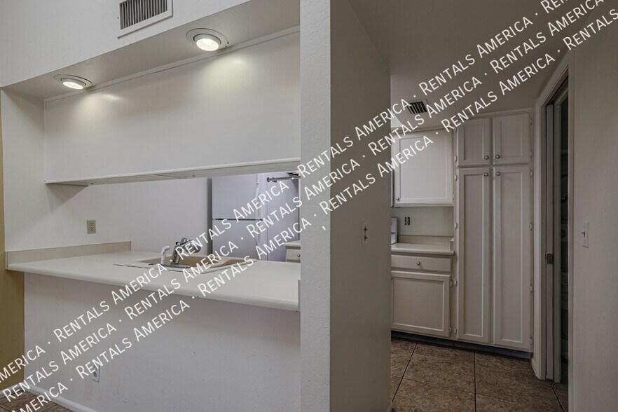 Building Photo - 633 W Southern Ave