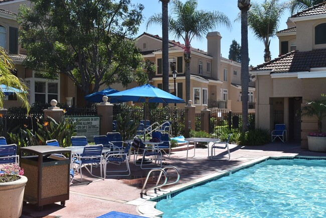 Building Photo - 2 Bed/ 2.5 Bath- Dual Master Townhome in U...