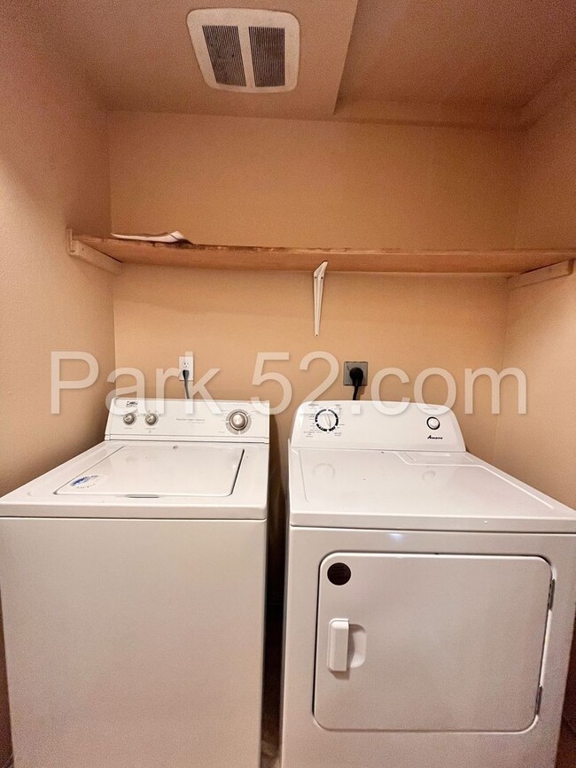 Building Photo - Puyallup Area 2 Bedroom 2nd Floor Apartment