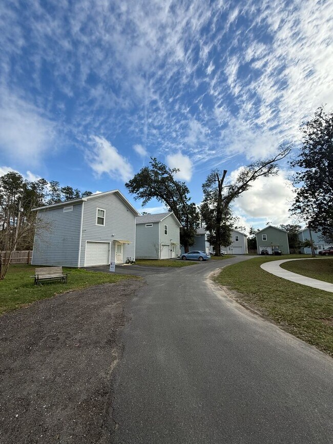 Building Photo - New Resident Special! ONE MONTH FREE RENT!...