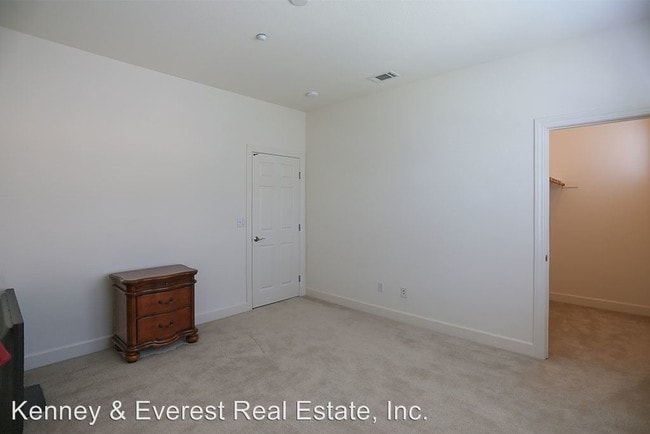 Building Photo - 3 br, 3.5 bath House - 11 West Barberry Place