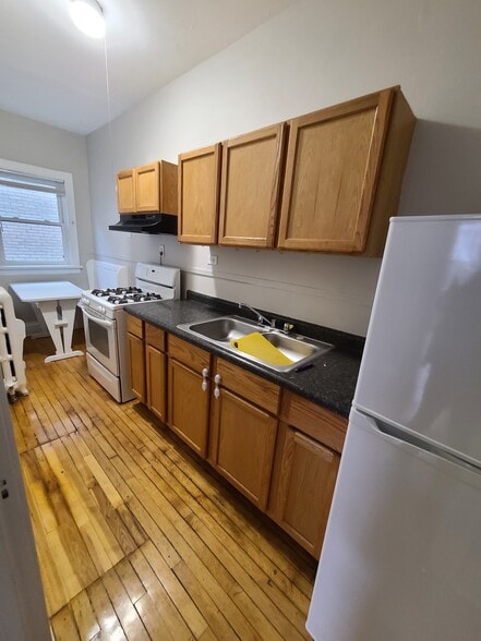 Full size stove - 3514 14th Ave S