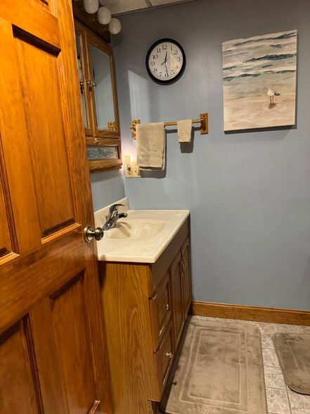Bathroom with shower - 421 Oakhill Ave