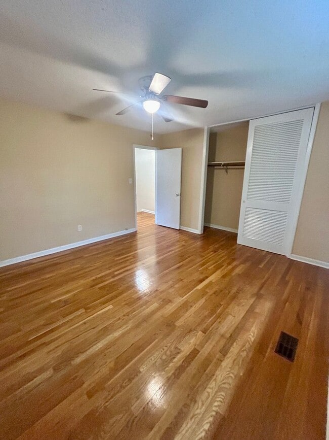Building Photo - Spacious 2BR Townhome Near Downtown Carrbo...