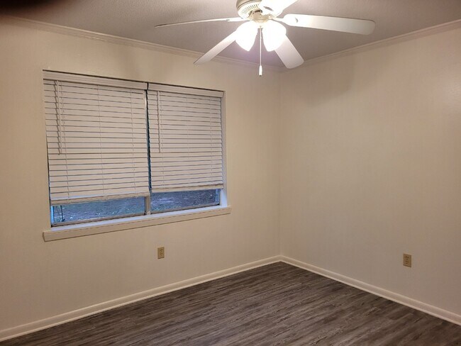 Building Photo - 2 bed / 1 bath apartment