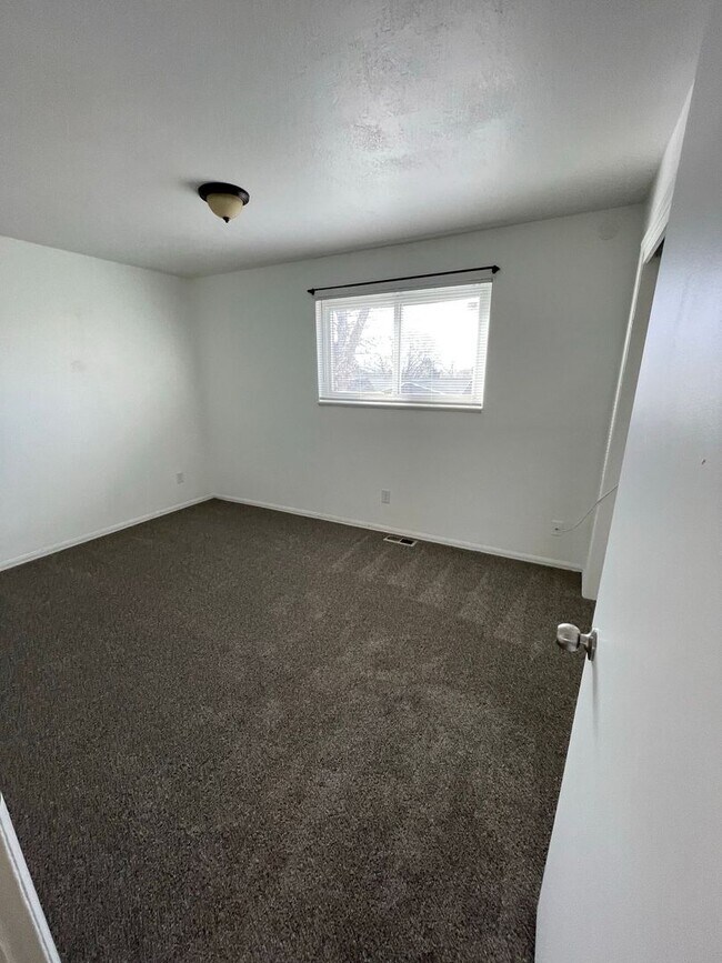 Building Photo - Cozy Tri-Level Home in Thornton! AVAILABLE June 2nd!