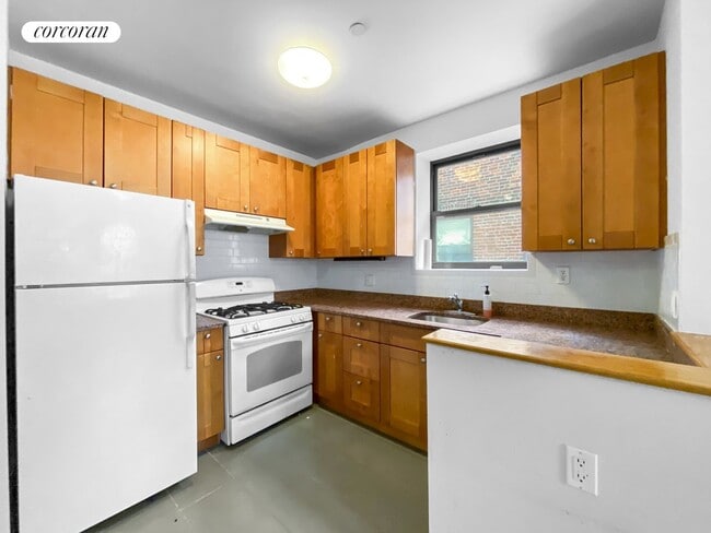 Building Photo - 2427 7th Ave
