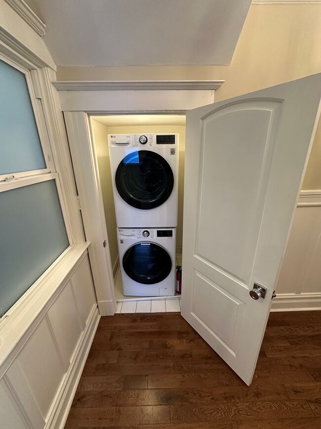 Building Photo - 817-821 Oak Street (7057r)