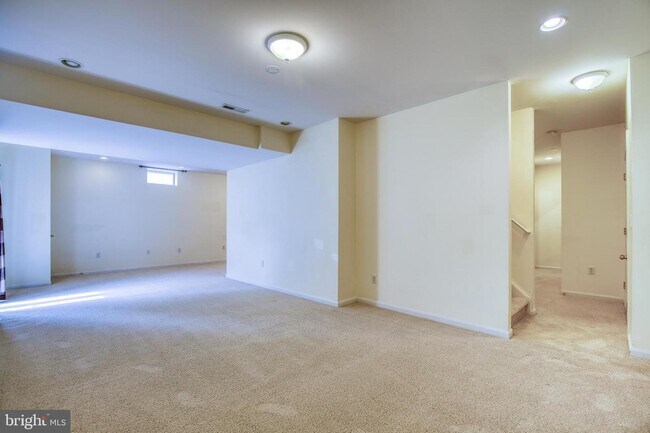 Building Photo - 1001 Meadow Ct