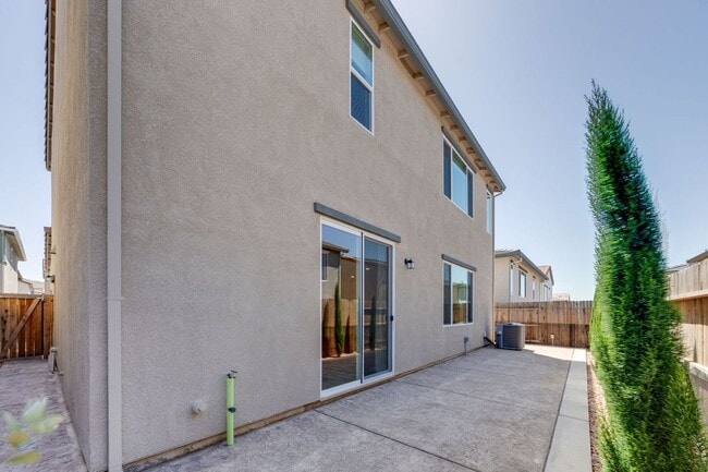 Building Photo - Never Lived In 4 Bedroom Home for Rent in Folsom Ranch!