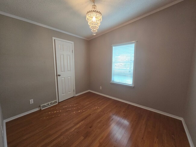 Building Photo - NEW LISTING!!!!!