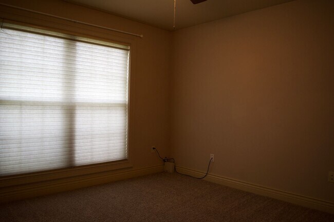 Building Photo - Marvelous 3 Bedroom House In Mill Creek Ma...