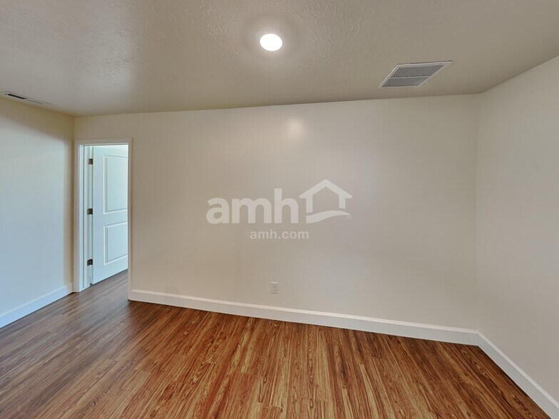 Building Photo - 1176 Wagon Way